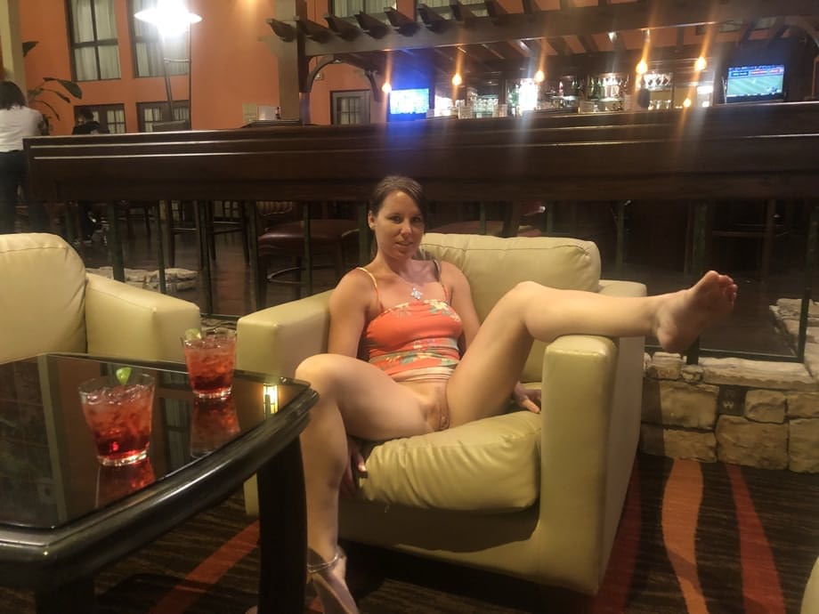Riley Jacobs exhibe con orgullo su plug anal profundamente incrustado en su trasero grueso y redondo. - 16