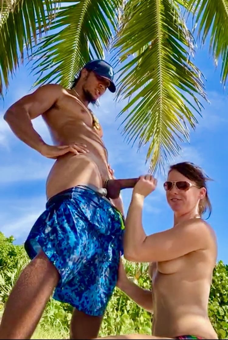 Riley Jacobs chupa una enorme polla negra de forma salvaje junto a la orilla del mar - 4