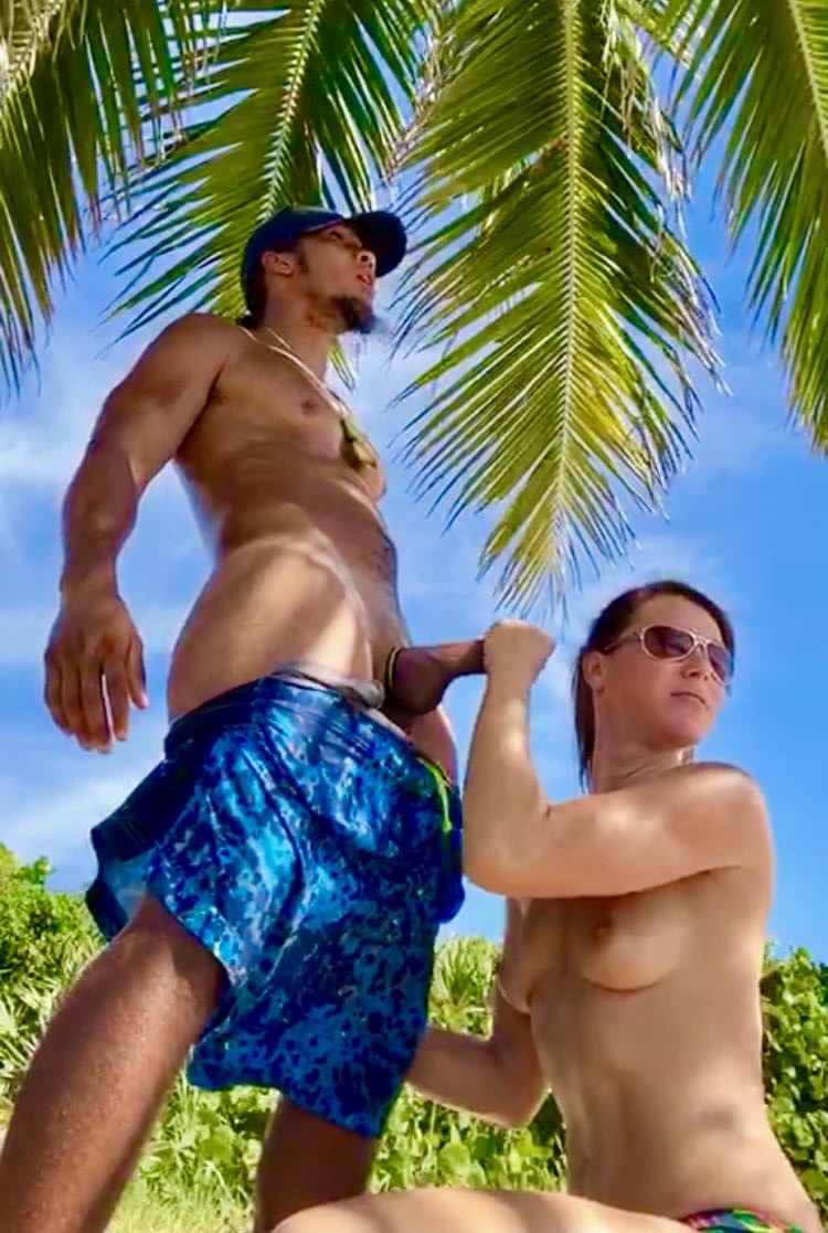 Riley Jacobs chupa una enorme polla negra de forma salvaje junto a la orilla del mar - 5