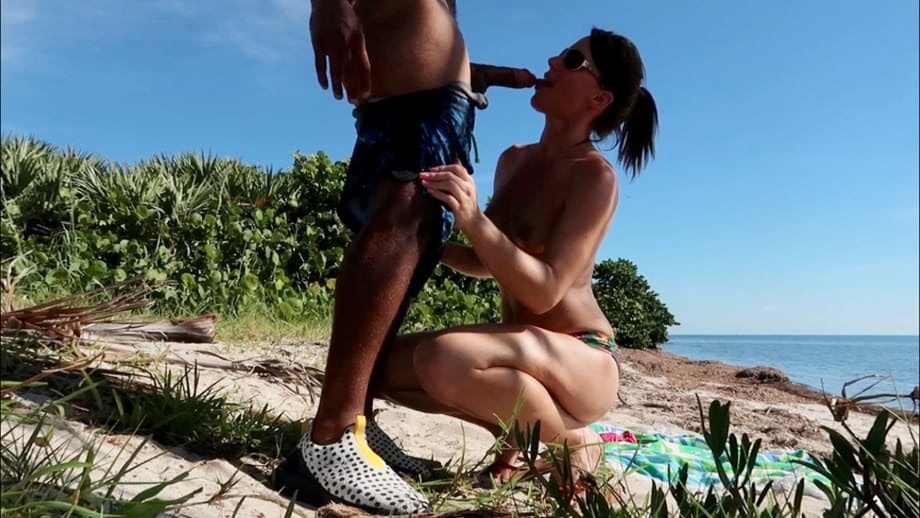 Riley Jacobs chupa una enorme polla negra de forma salvaje junto a la orilla del mar - 6