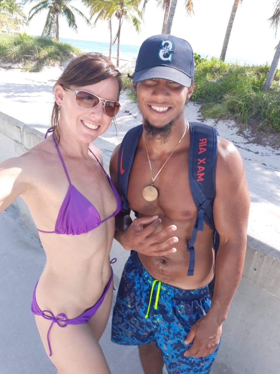 Riley Jacobs chupa una enorme polla negra de forma salvaje junto a la orilla del mar - 9