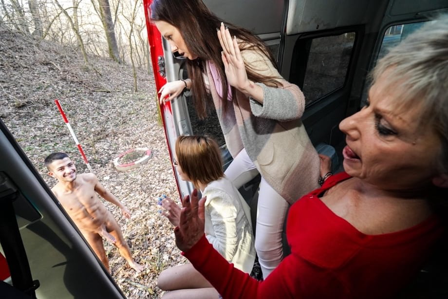 Bianca M séduit son amant adolescent maigre lors d'un trio torride en van familial - 21