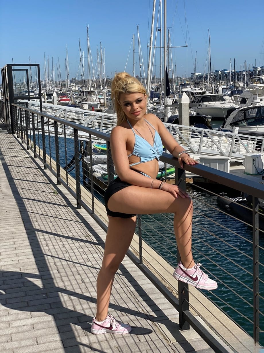 Destiny Cruz realiza un perra sentada en cara oral frente a frente que alimenta su hambre de polla y semen tibio - 4