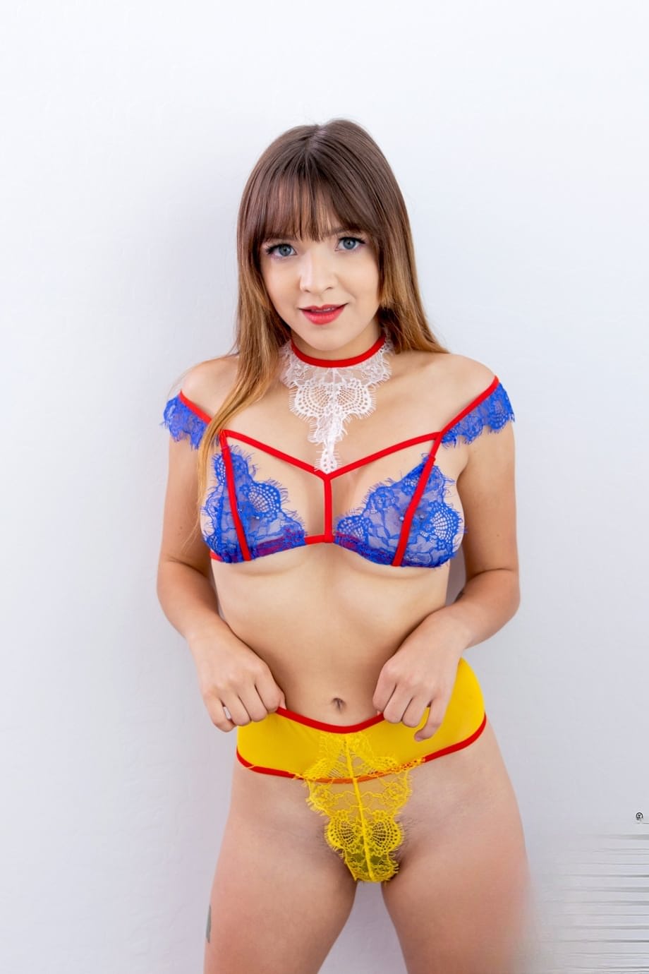 La fascinante Honey Hayes se expone sensual quitándose la ropa, mientras se mete los dedos en su coño apretado y mojado - 8