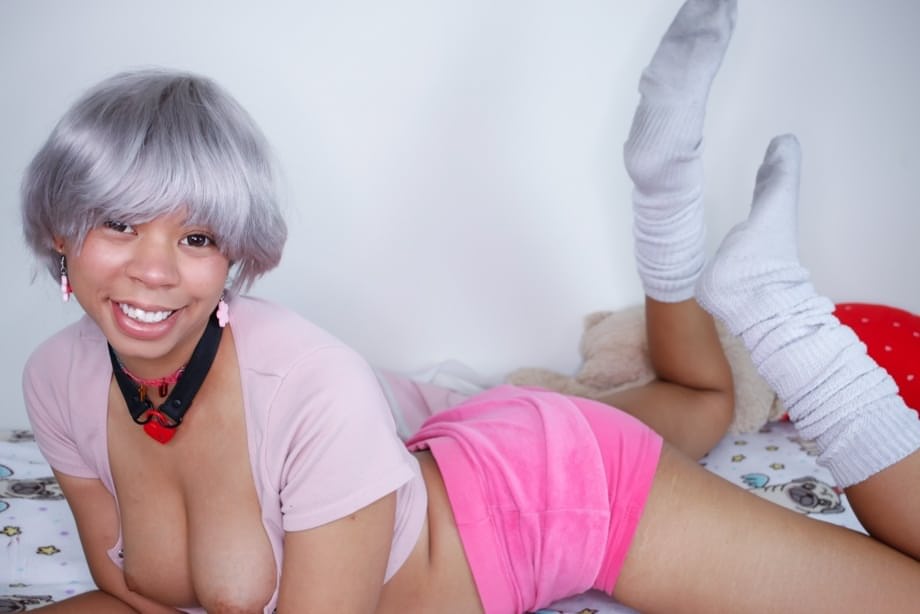 Le cul nu ébène de Yumi s'écartant largement à quatre pattes - 2