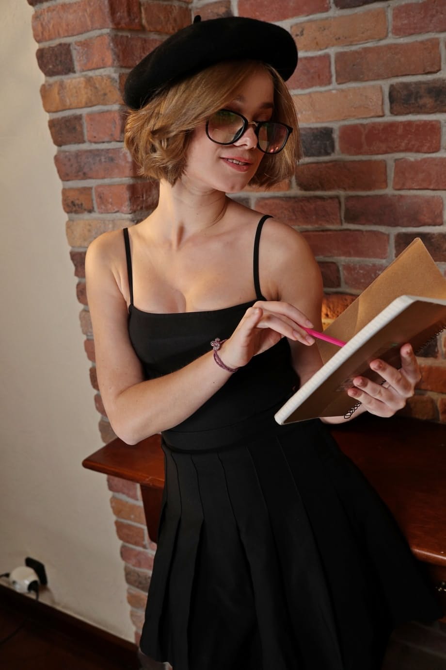 Alice Little se quita las gafas para revelar un coño peludo que gotea - 1