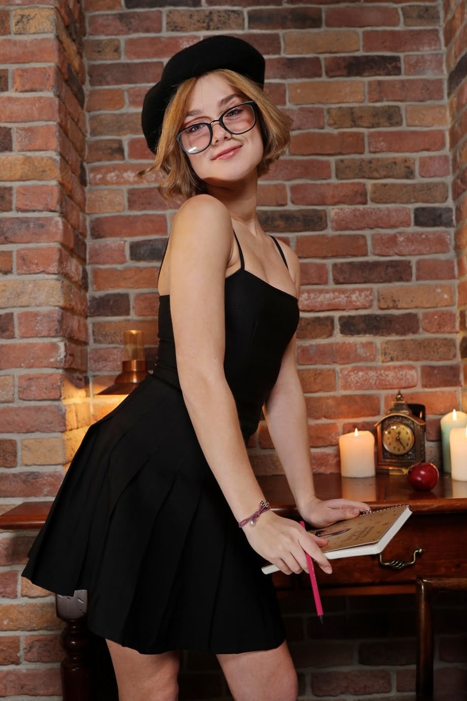 Alice Little se quita las gafas para revelar un coño peludo que gotea - 2
