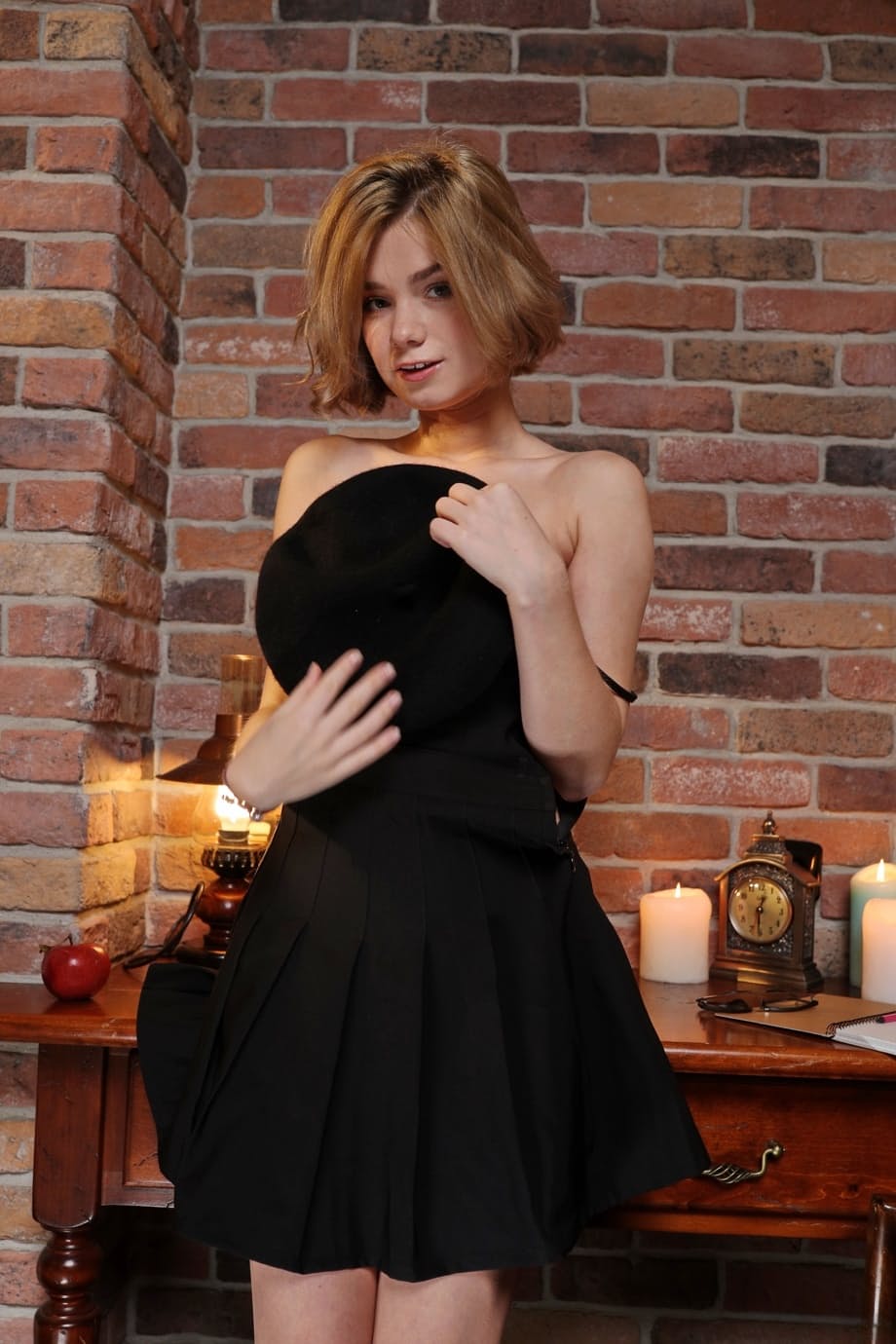 Alice Little se quita las gafas para revelar un coño peludo que gotea - 8