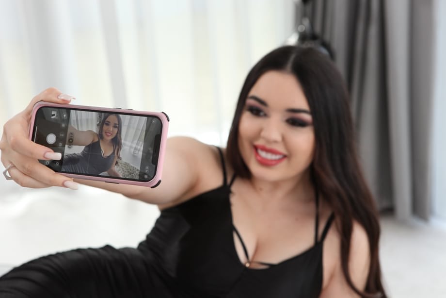 Mira cómo la curvy teen Diana Rius se mete los dedos en su coño chorreante durante una intensa follada anal cruda - 1