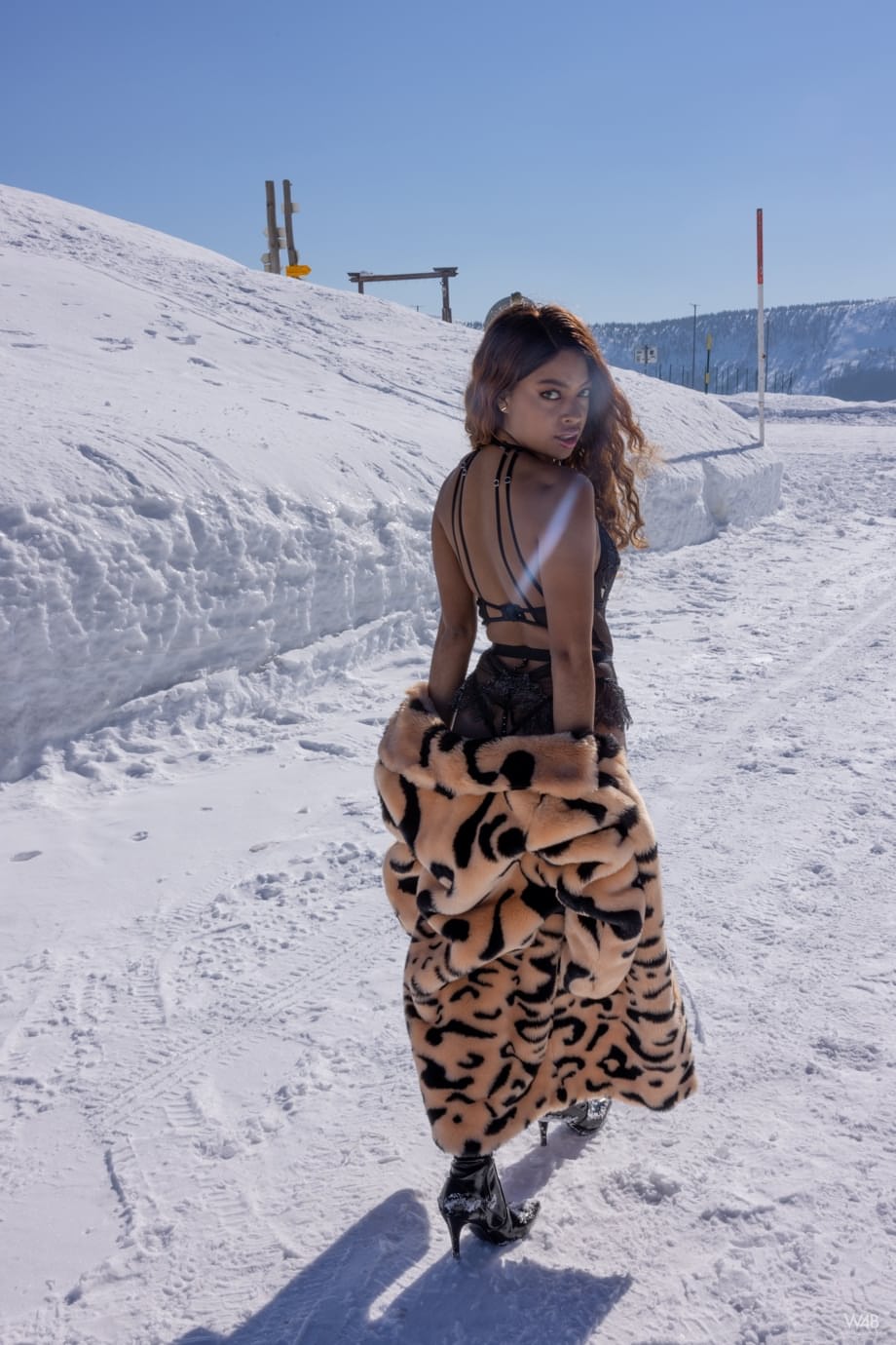 Dark Sofi expose son cul serré et ses petits seins en ne portant qu'un manteau de fourrure luxueux lors d'une exhibition érotique enneigée - 1