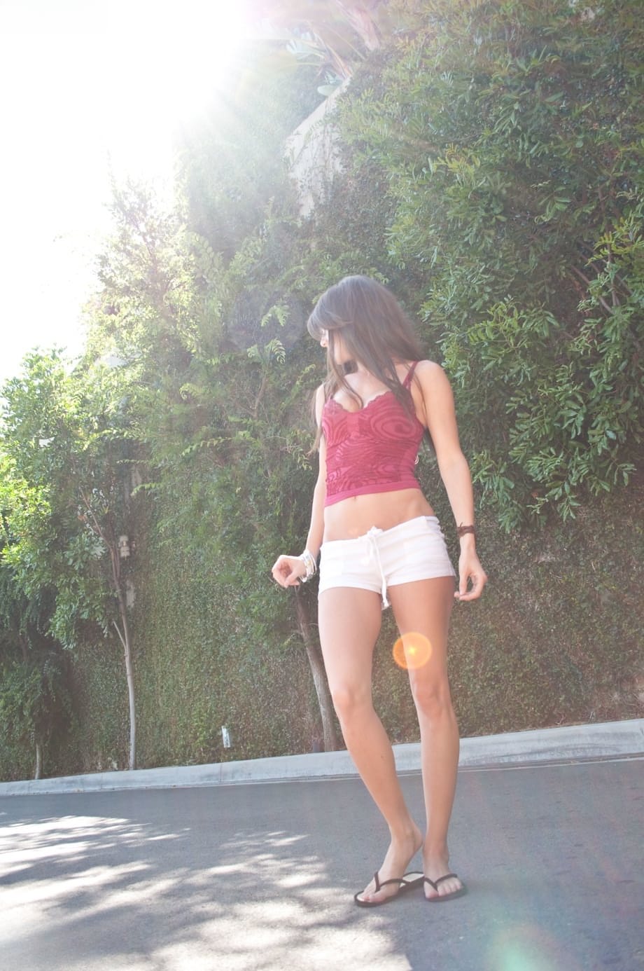 Jenny Lee camina con altivez y provocación, bajando lentamente el cierre de sus diminutos shorts para exhibir su caliente tatuaje en público - 7