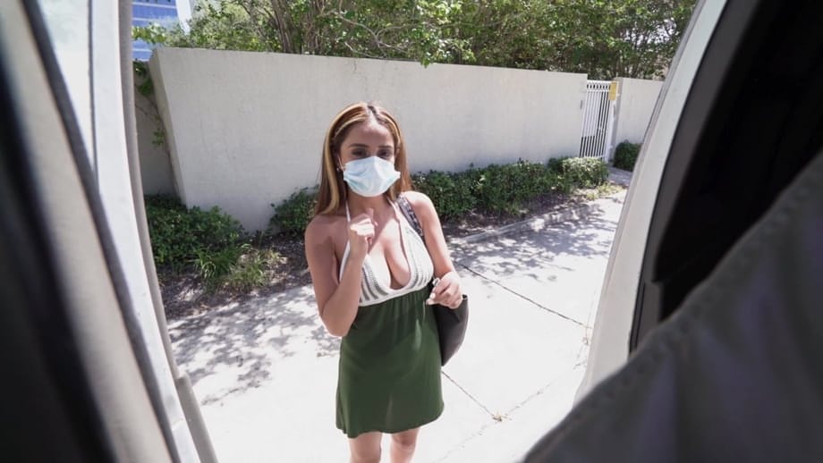 sexy latina aux gros seins Nola Mexico baisée en levrette sur la banquette arrière luxueuse d'une limousine - 6