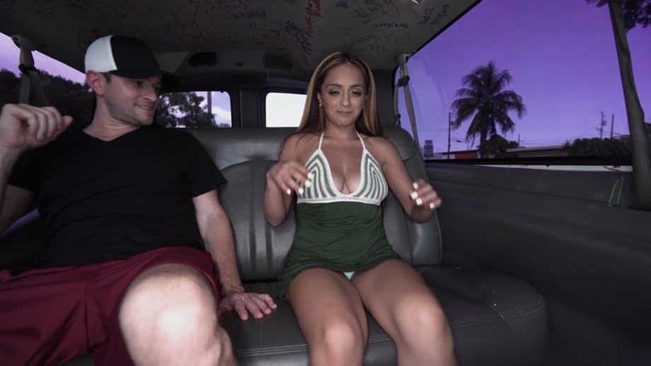 sexy latina aux gros seins Nola Mexico baisée en levrette sur la banquette arrière luxueuse d'une limousine - 8