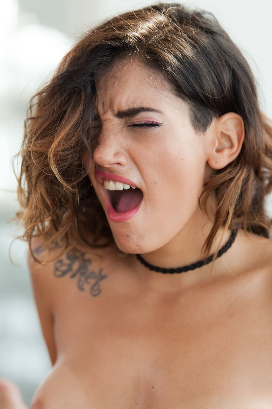 Penelope Cross écarte sa petite chatte rasée et humide pour une séance torride de cunnilingus passionné où elle se fait lécher vigoureusement avec une langue lubrique - 9