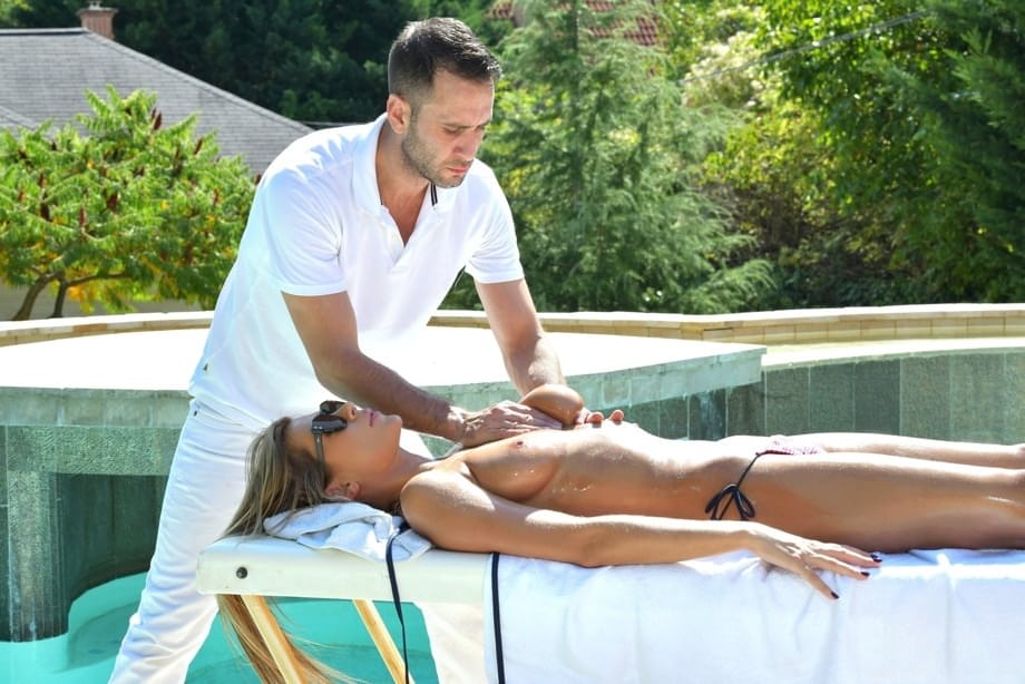 La irresistibile Zlata Shine si spoglia completamente per l'incontro sul lettino del massaggiatore eccitato - 11