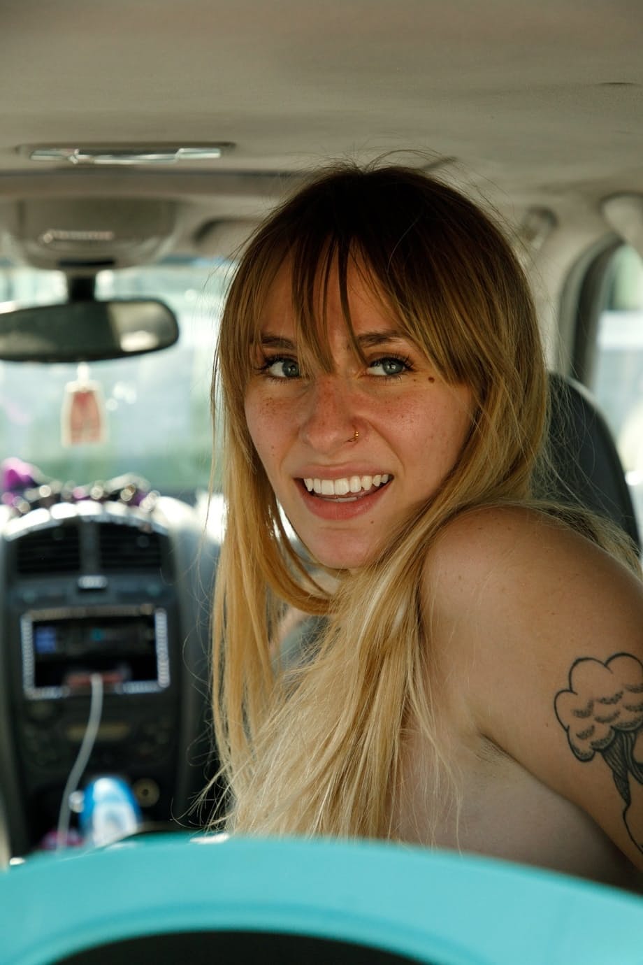 La volpe bionda Angel Youngs svela i suoi enormi seni nudi sul sedile posteriore durante un viaggio in taxi - 10