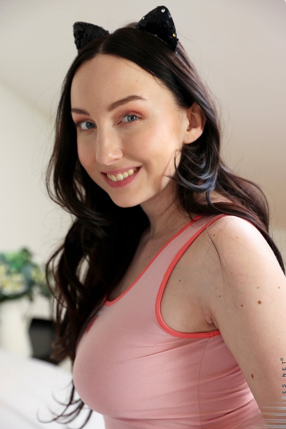 Bella Angel flaunts her voluptuous curves in tantalizing exposure - 3