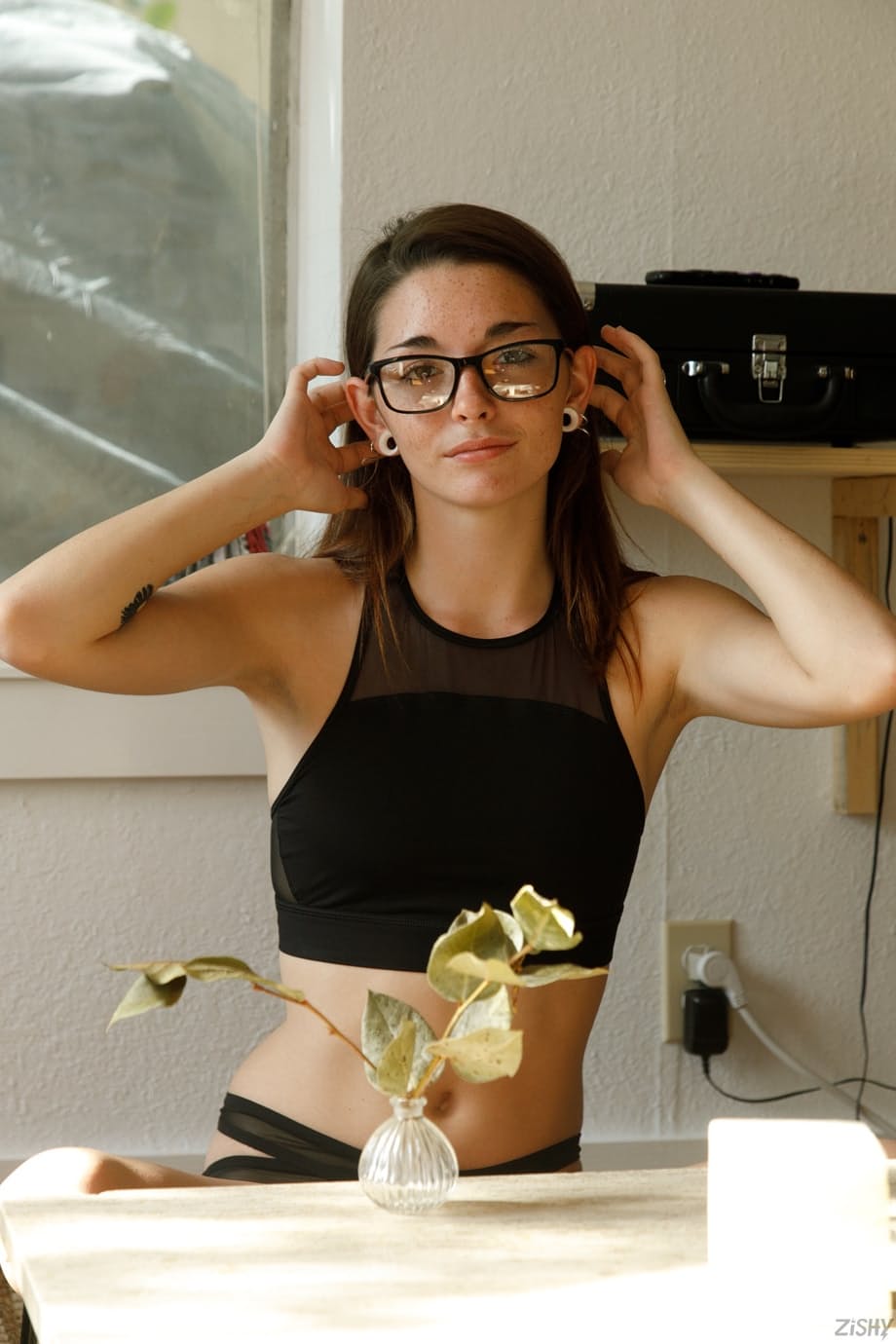 Hannah Tarley se desnuda sobre sábanas sedosas, exhibiendo sus pechos desnudos y su coño afeitado - 1