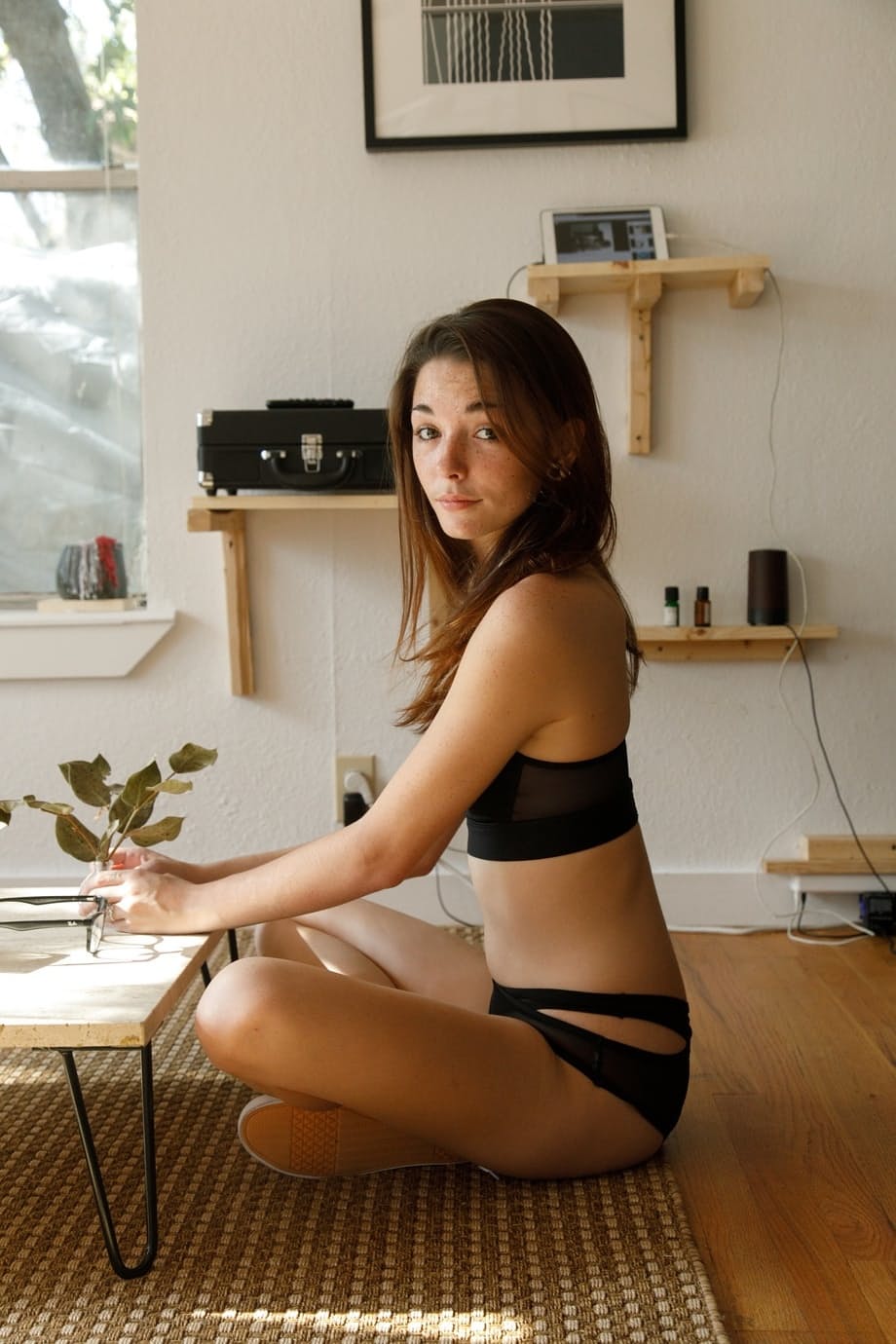 Hannah Tarley se desnuda sobre sábanas sedosas, exhibiendo sus pechos desnudos y su coño afeitado - 2