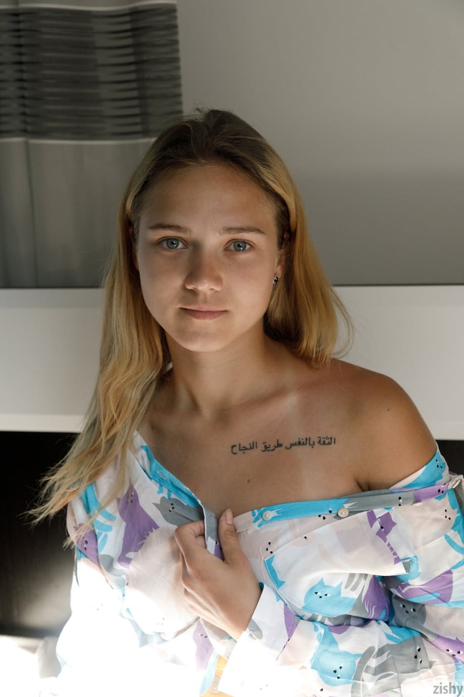 Busty brunette Clara exposes her puffy nipples in a teasing topless striptease - 7
