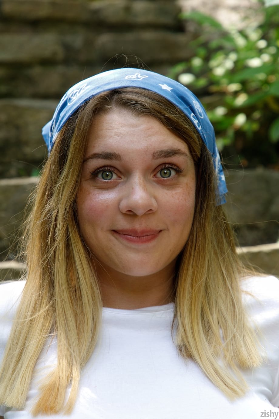 Gabbie drops her top in the park flashing massive tits outdoors for strangers - 5