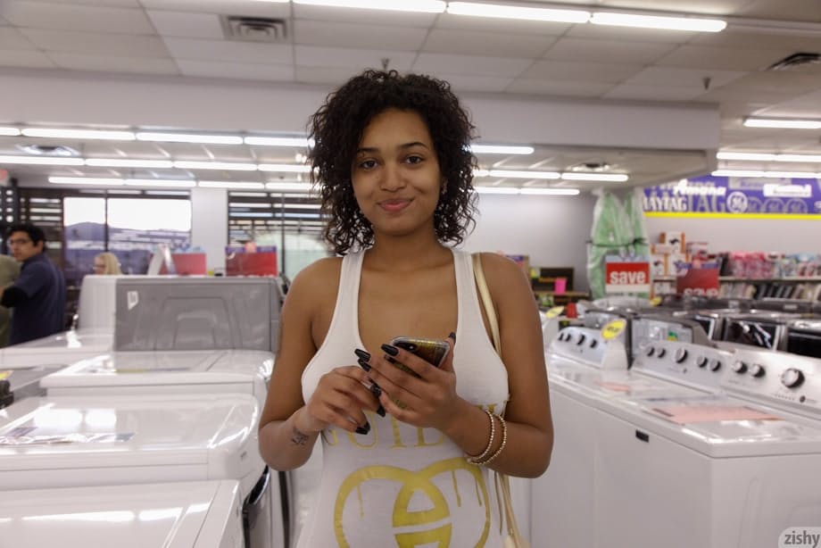 La sexy ébène Noelle Monique dévoile d'énormes seins et une chatte rasée lors d'une randonnée publique - 8