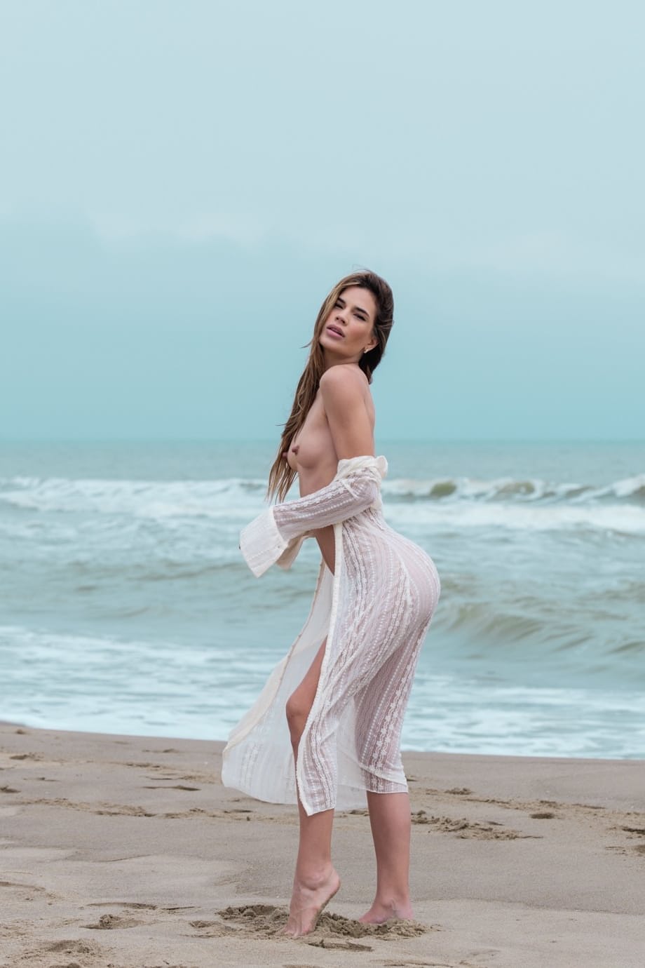 Lorena Hidalgo teasingly strips fully nude on a sun-kissed beach - 7