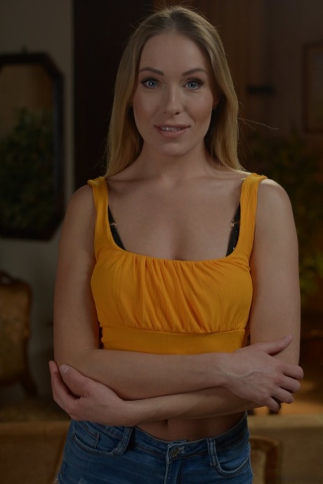 Seductive solo Sybil warms up alone in anticipated lesbian threesome - 6