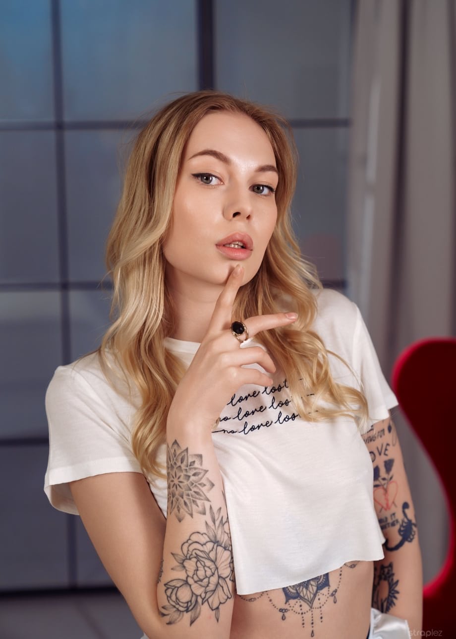 Nata Gold et sa copine collégienne tatouée se baisent avec passion et brutalité - 1