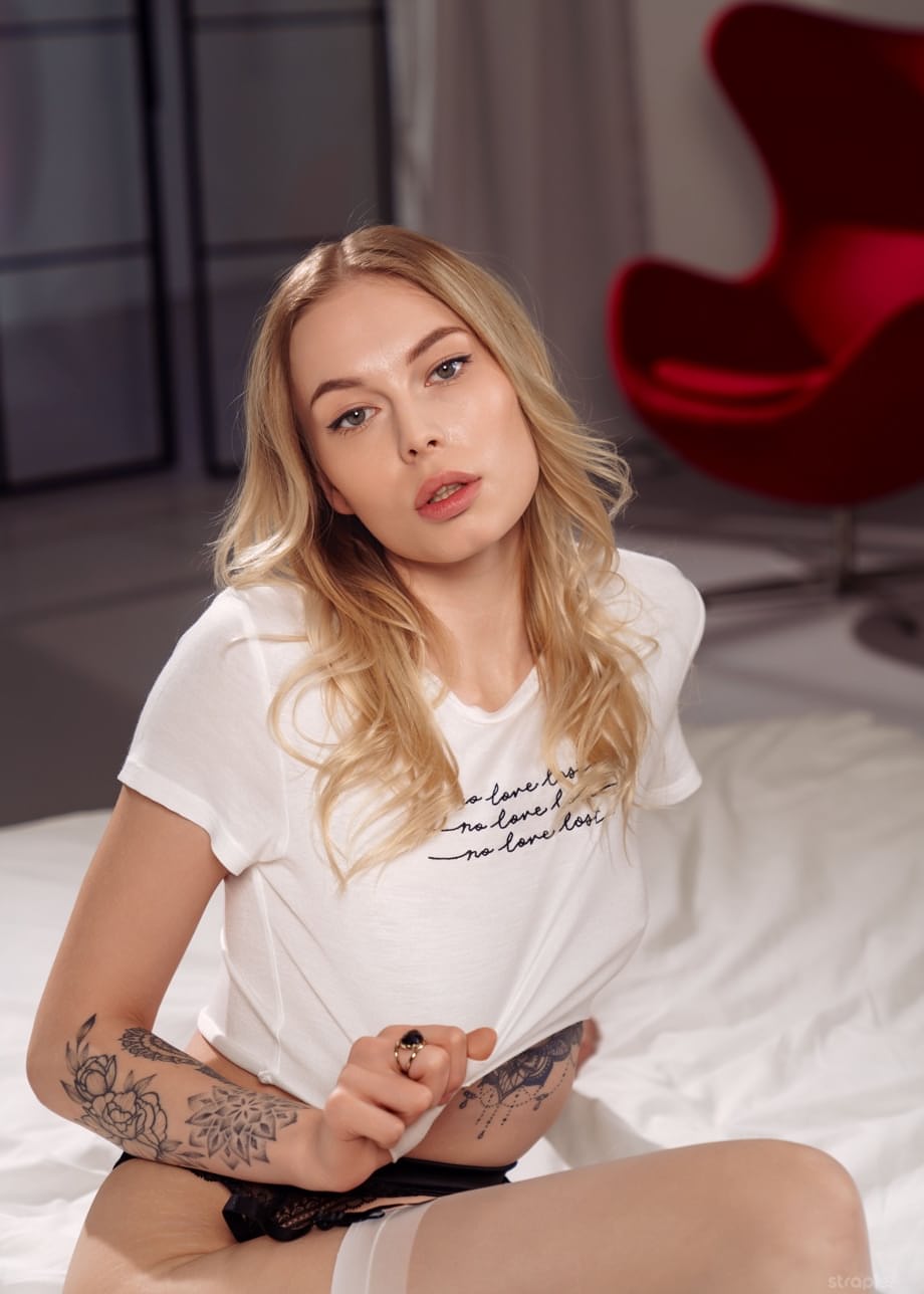 Nata Gold et sa copine collégienne tatouée se baisent avec passion et brutalité - 5