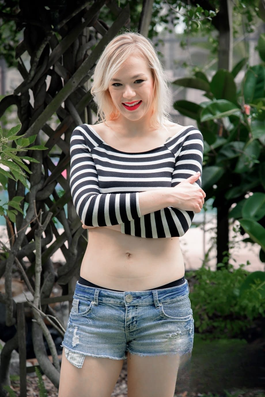 Sailor Luna provoca con labios rojos y cabello rubio en una mamada al aire libre - 2