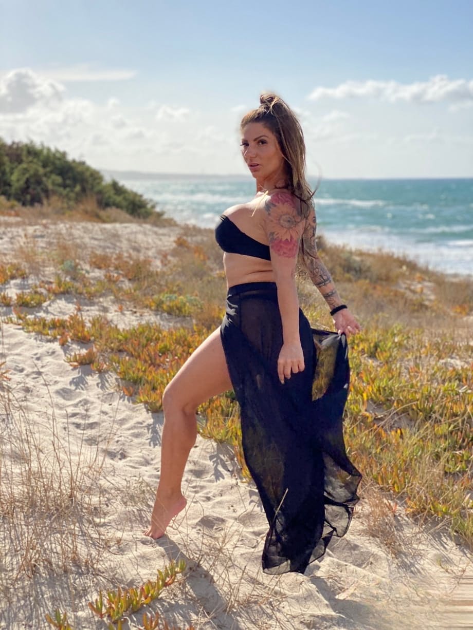 Lily Veroni the Inked Italian temptress titwanks cock between her oiled curves - 6