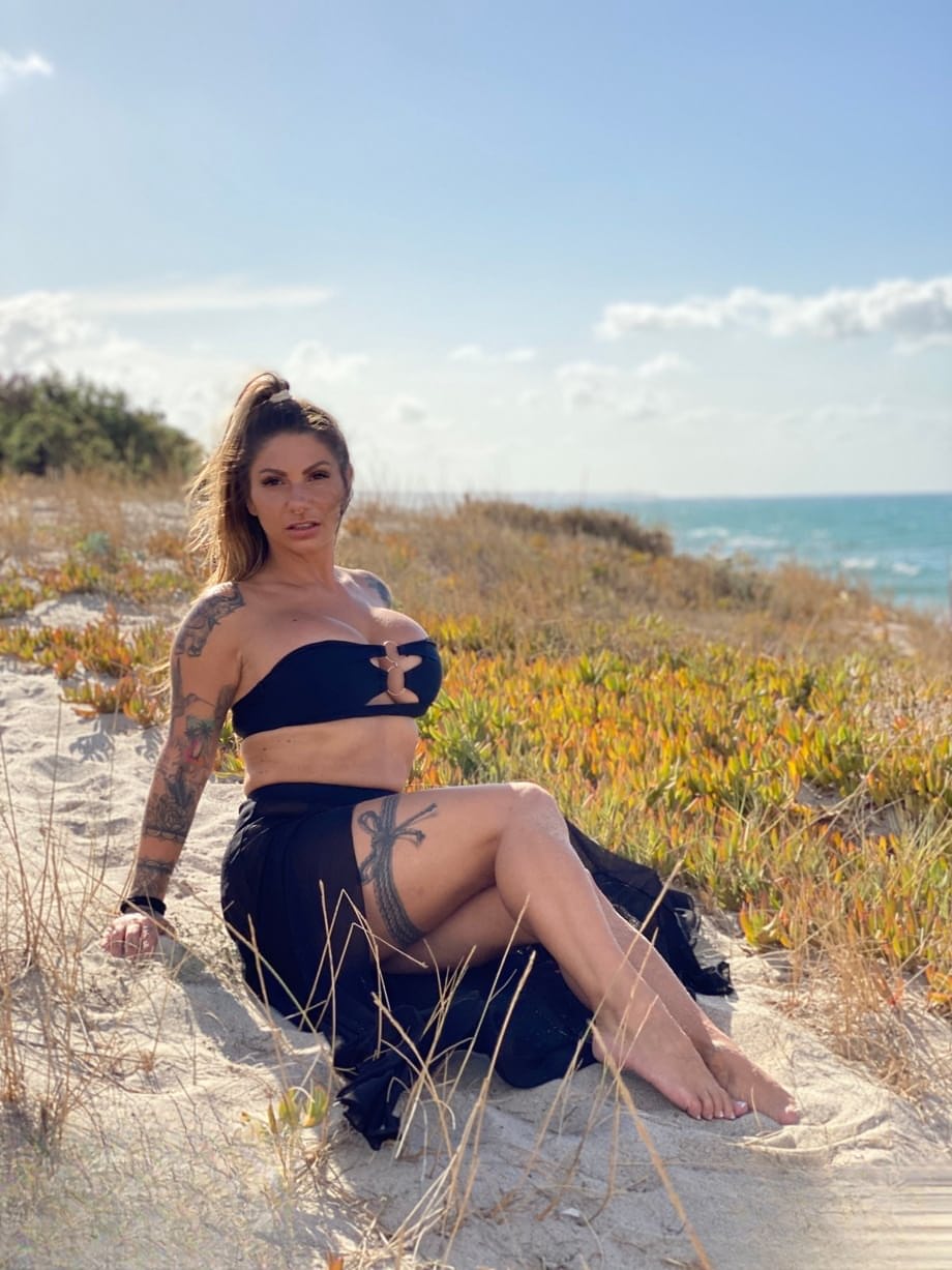 Lily Veroni the Inked Italian temptress titwanks cock between her oiled curves - 8