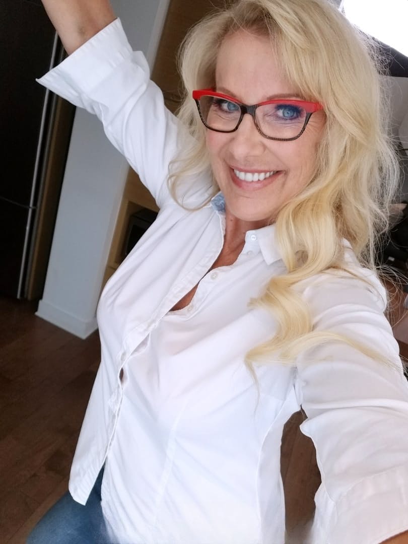 Nerdy blonde mom Bianca Fitcougar undresses and shows her great boobs