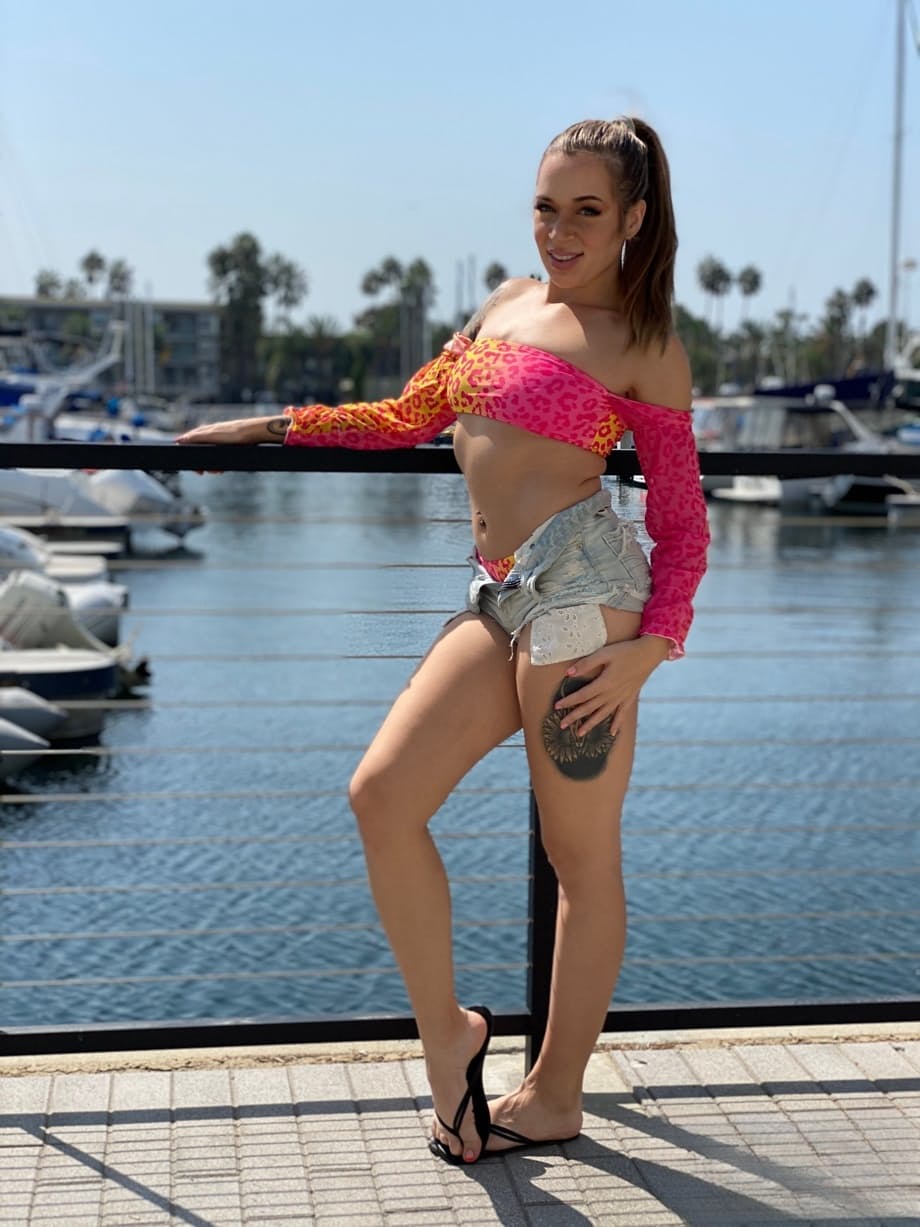 La bella tatuata Rory Knox fa una leccata al culo ricca di saliva prima del hardcore a pecorina - 3