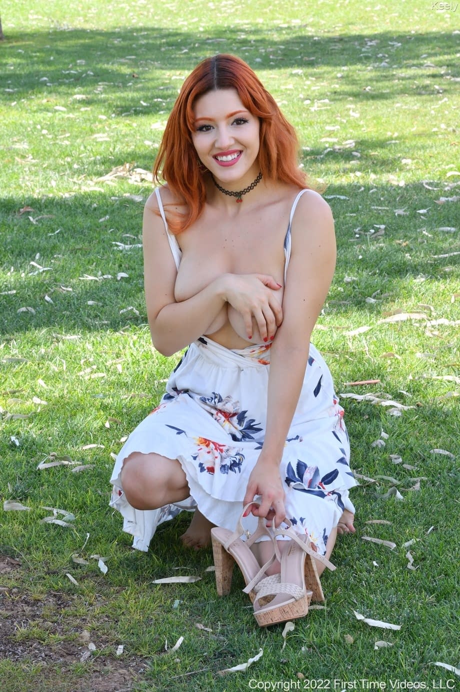 La superbe rousse Keely Rose se déshabille audacieusement en montrant ses seins parfaits et sa chatte lisse en public - 17