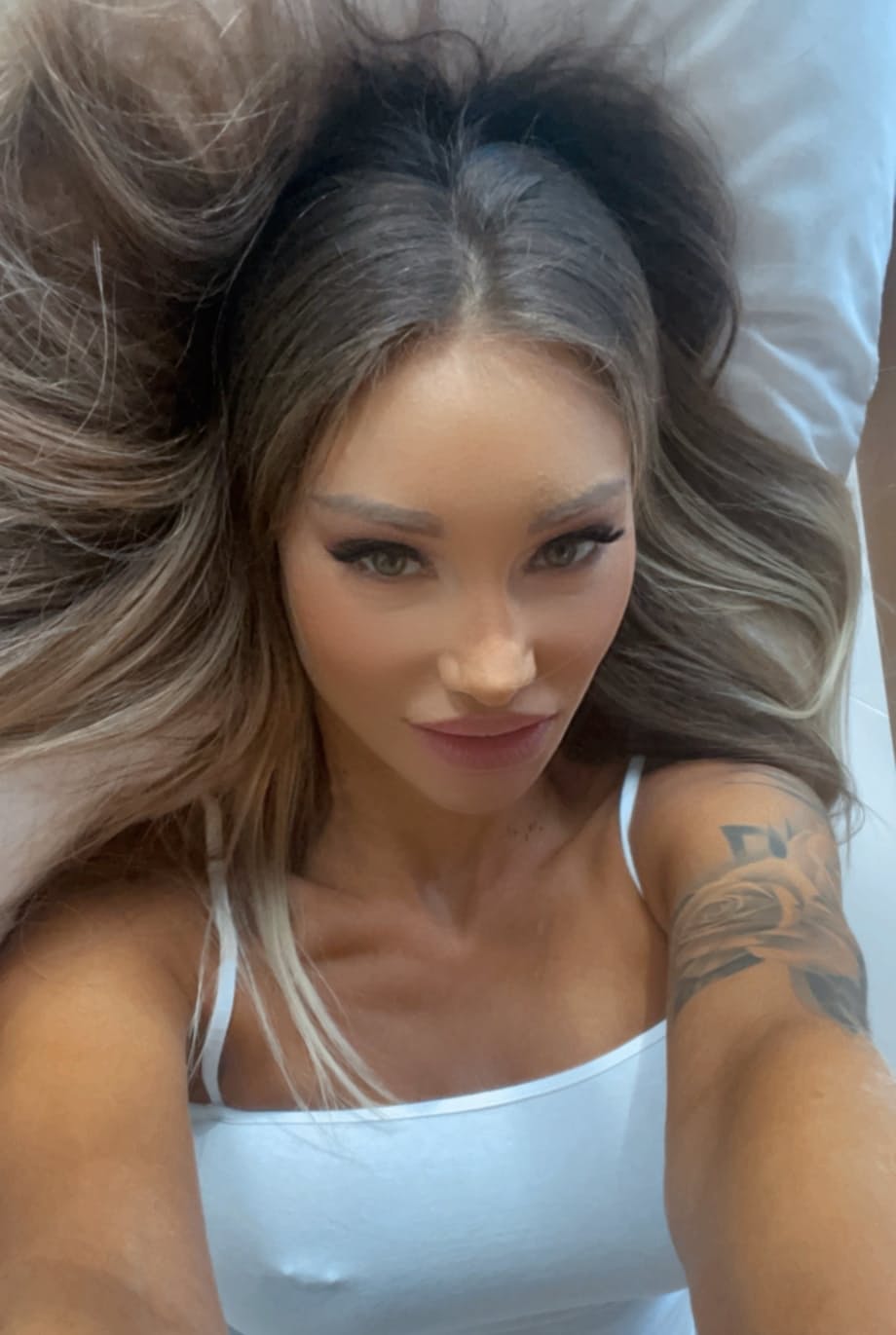 Seductive performer Monika Fox exhibits her busty breasts and juicy lips - 2
