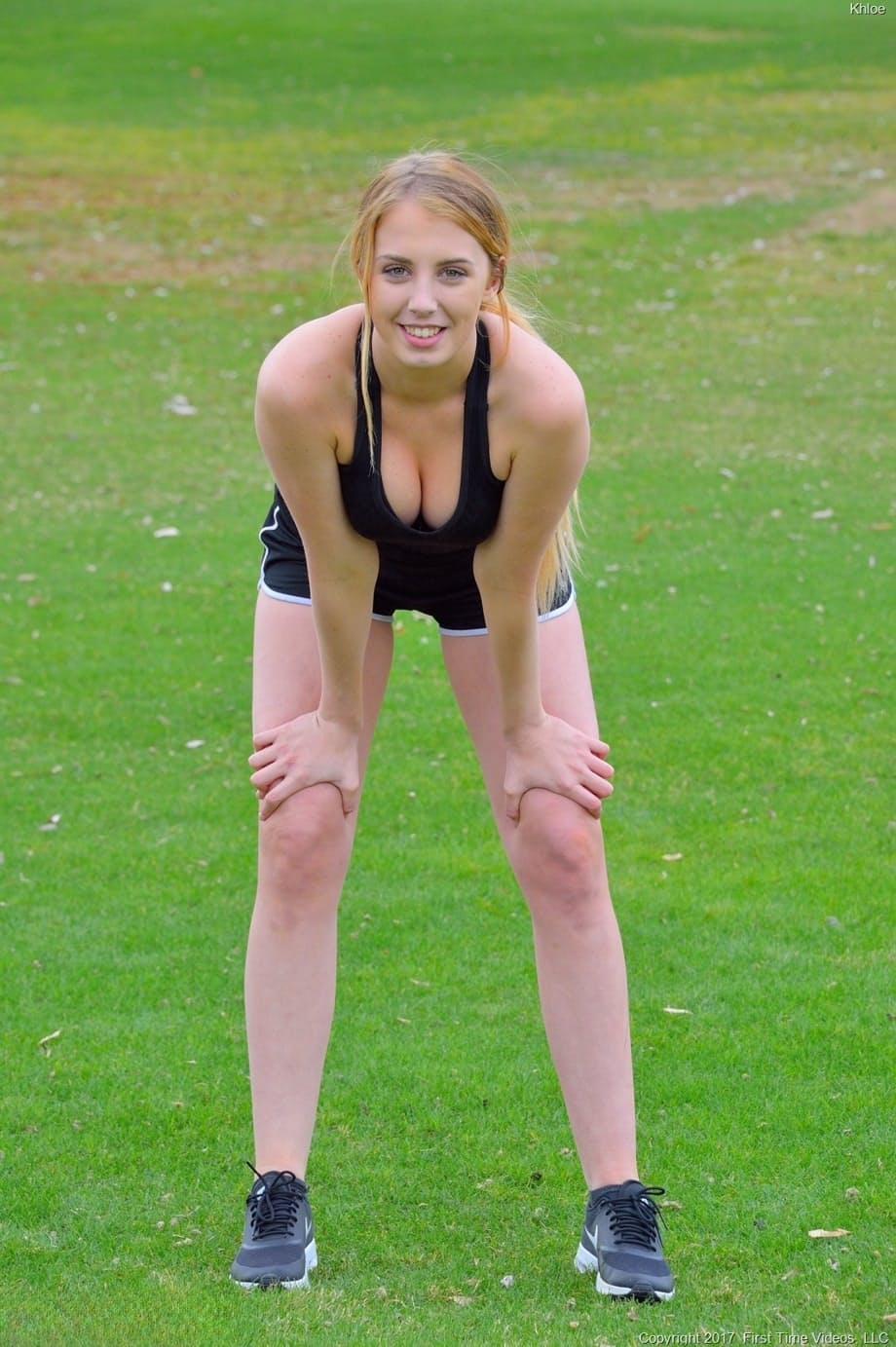 Chloe Scott mostra il suo corpo perfetto stuzzicando all’aperto nel parco e su una macchina - 5