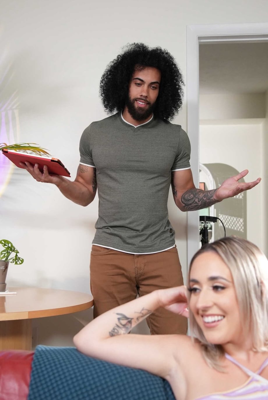 Brookie Blair se fait pilonner profondément par une énorme bite noire dans une baise interracial torride - 8
