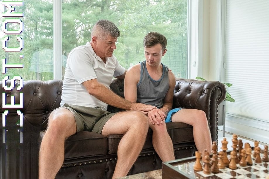 Logan Cross glisse avec empressement son sexe nu palpitant dans la bouche chaude et affamée de Monsieur Stone, ce DILF si désireux. - 2