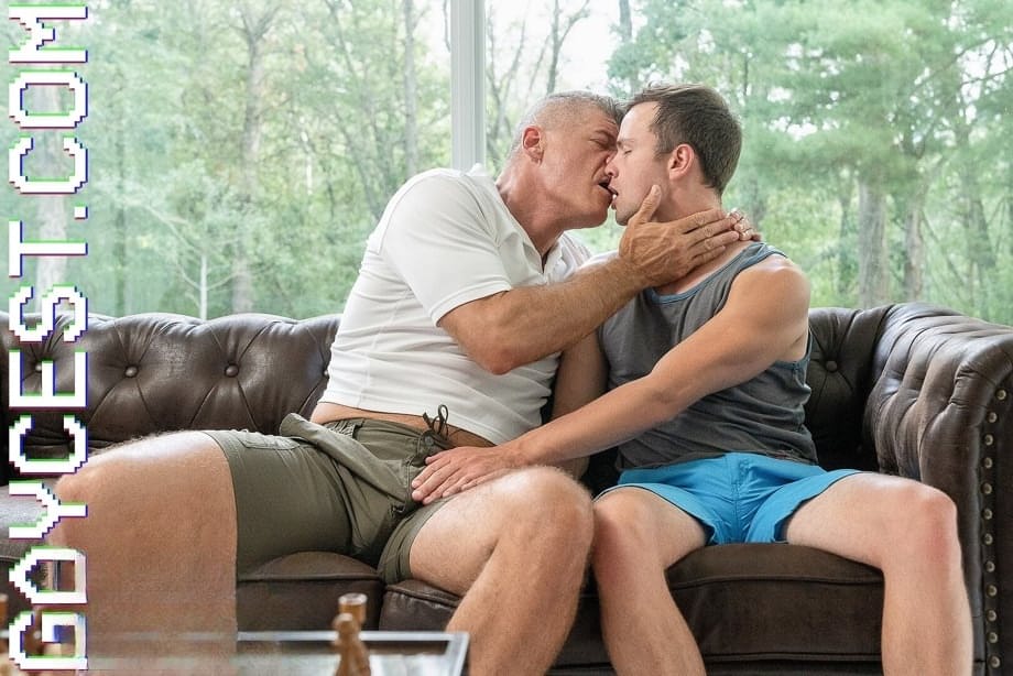 Logan Cross glisse avec empressement son sexe nu palpitant dans la bouche chaude et affamée de Monsieur Stone, ce DILF si désireux. - 3