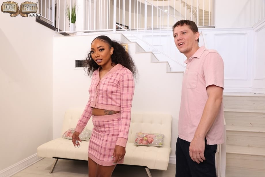 La tetona y sensual Cali Caliente, mujer afrodescendiente, chupa con ganas en una gangbang interracial junto al dotado John King - 6