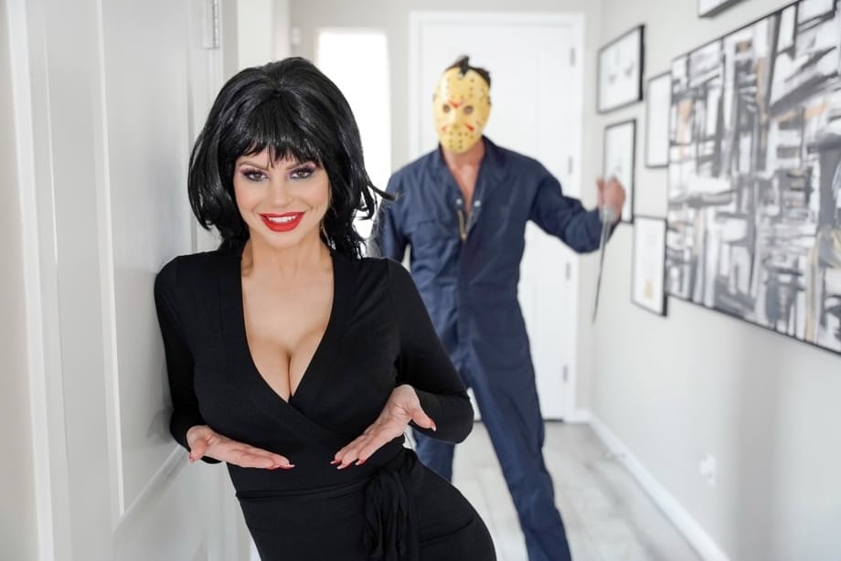 Lily Phillips, une MILF en costume sexy, prouve ses compétences sexuelles sauvages de près - 8