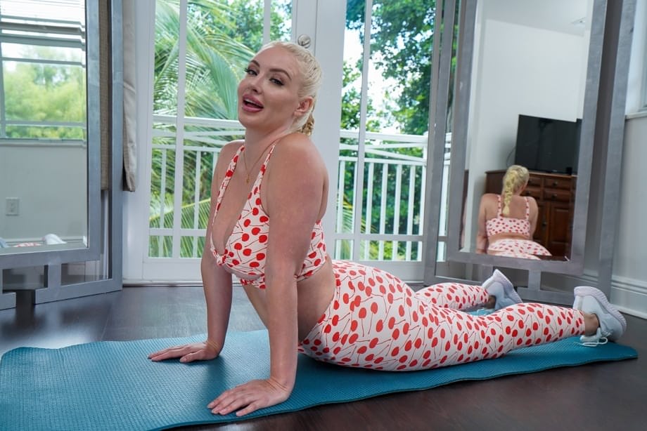 Kate Dee ha una voglia matta di farsi scopare duro dal suo affascinante istruttore di yoga sul tappetino - 6