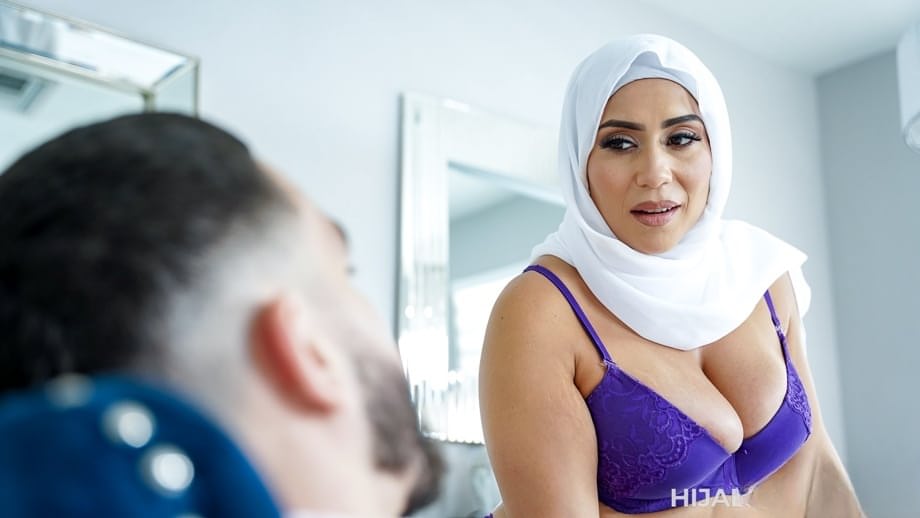 Carmela Clutch flaunts her juicy curves and spreads her thick Latina ass - 10