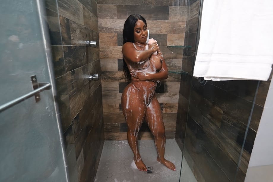 La salope Ny Ny Lew avec d'énormes seins et un gros cul se fait baiser vigoureusement dans le cul et reçoit un énorme facial - 7