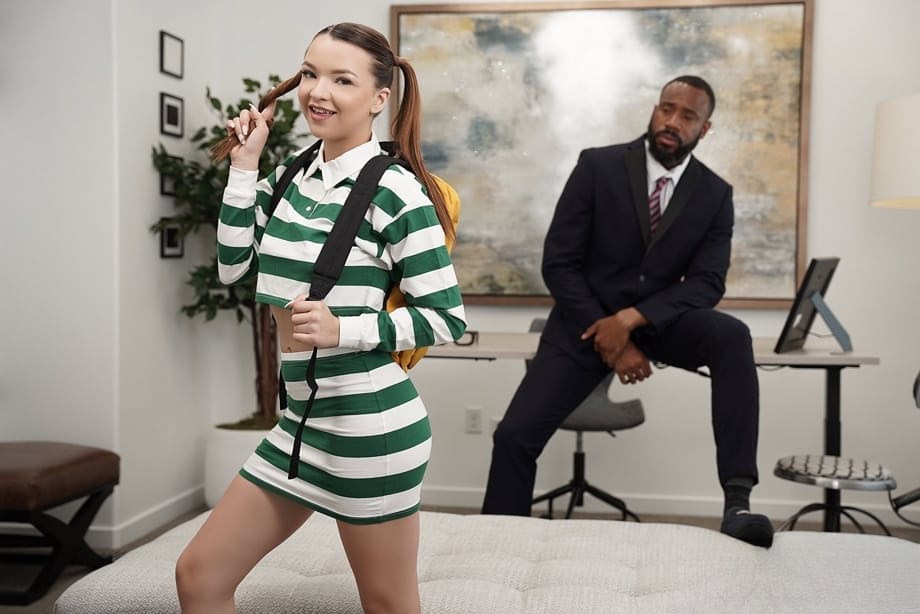 Honey Hayes la teen es follada con los dedos y le llenan su coño a base de creampie intenso por su profesor afortunado - 1