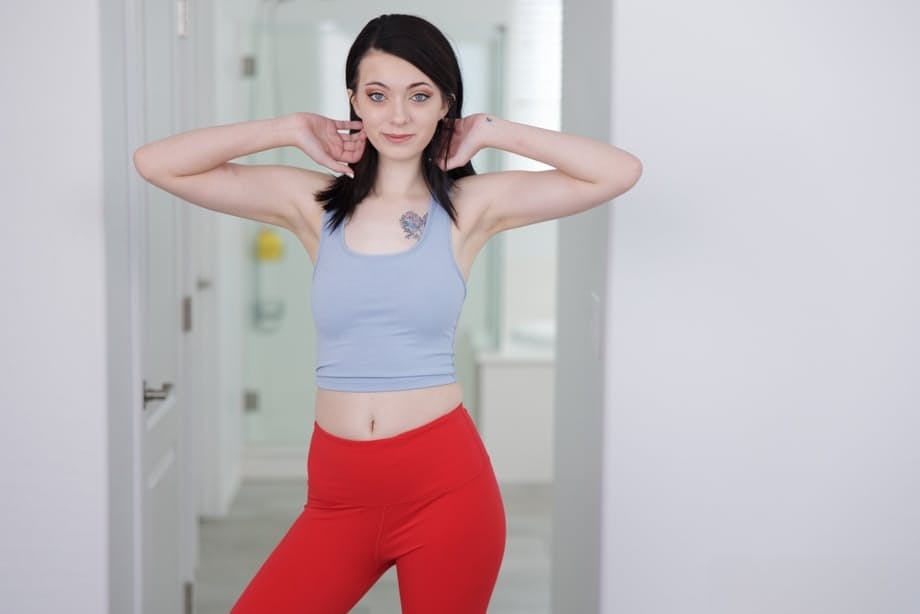 Regardez Corra Cox exhibant ses gros seins qui rebondissent et son gros cul pendant qu'elle se déshabille complètement nue - 2