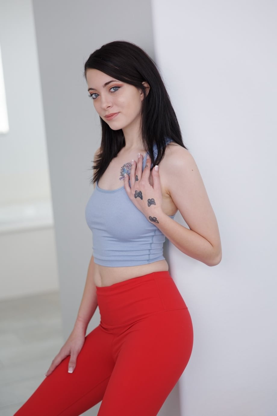 Regardez Corra Cox exhibant ses gros seins qui rebondissent et son gros cul pendant qu'elle se déshabille complètement nue - 4