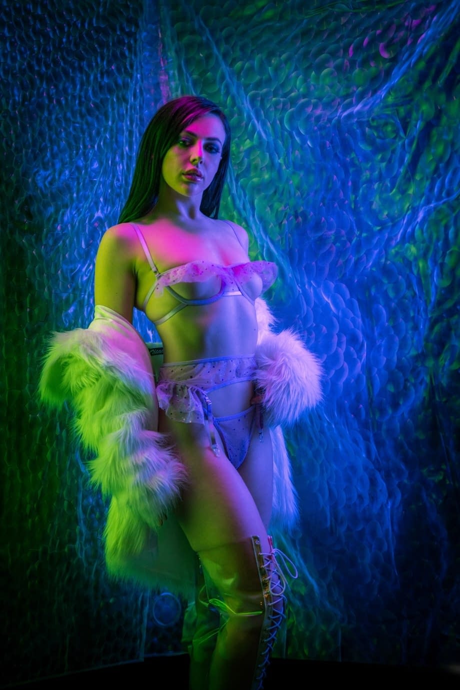 Emily Wright y otras hermosas chicas muestran sus lindas tetas de adolescentes en una ardiente compilación - 13